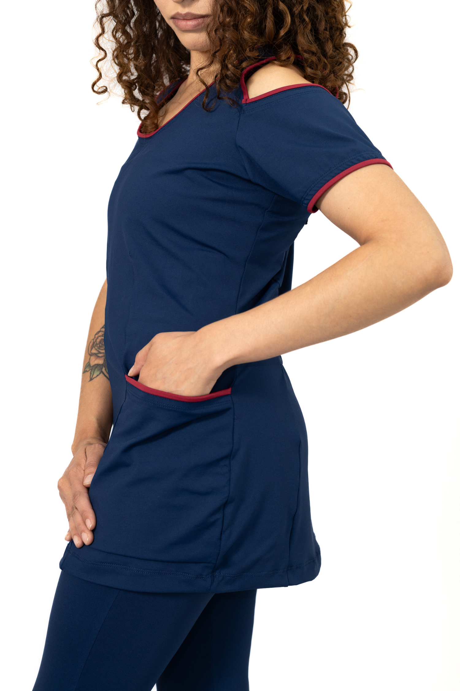 scrub-feminino-ombro-vazado-marinho (1)